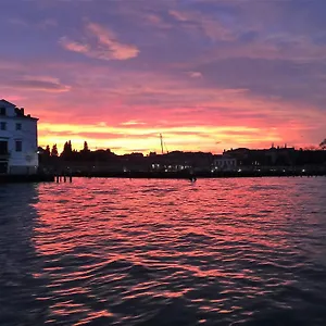 https://harrys-guest-house.hotelinveneto.com